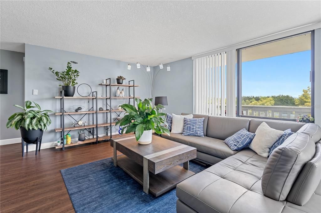 For Sale: $310,000 (2 beds, 2 baths, 1250 Square Feet)