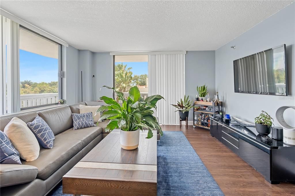 For Sale: $310,000 (2 beds, 2 baths, 1250 Square Feet)