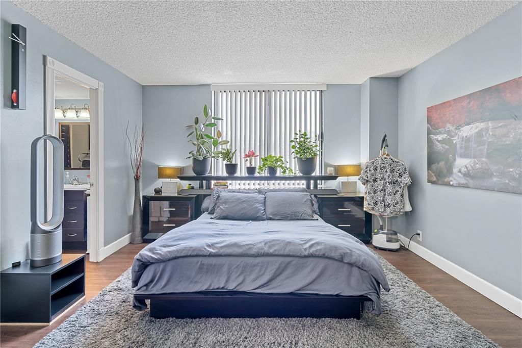 For Sale: $310,000 (2 beds, 2 baths, 1250 Square Feet)