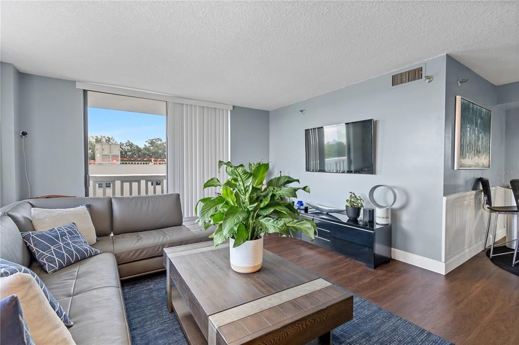 For Sale: $310,000 (2 beds, 2 baths, 1250 Square Feet)