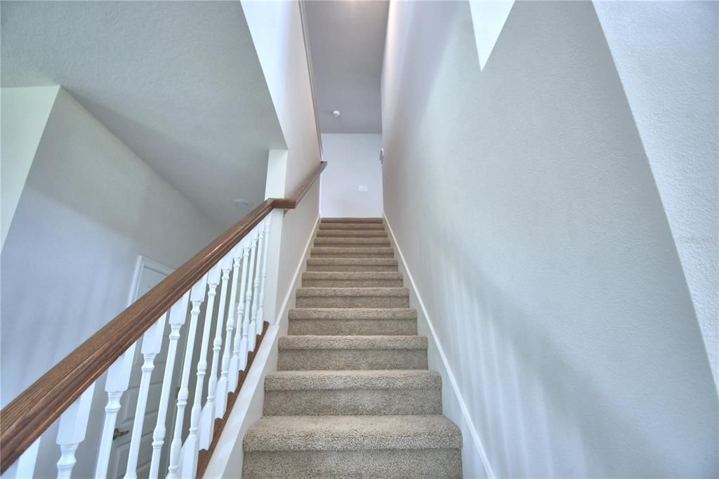 Activo con contrato: $435,000 (4 camas, 2 baños, 2405 Pies cuadrados)