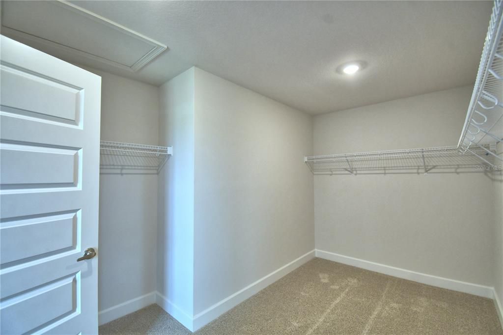 Activo con contrato: $435,000 (4 camas, 2 baños, 2405 Pies cuadrados)