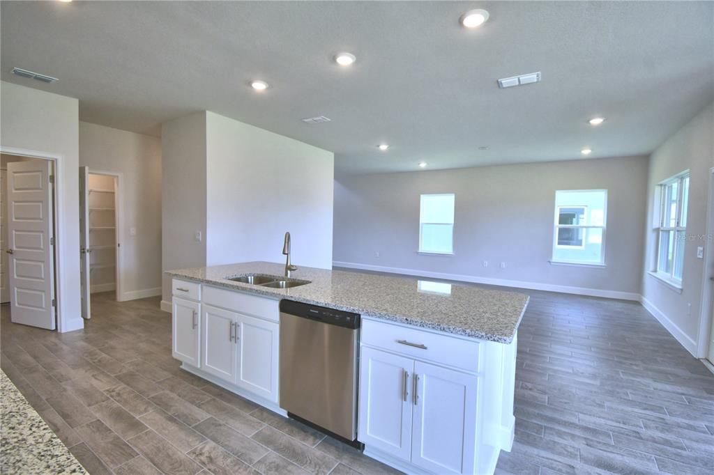 Activo con contrato: $435,000 (4 camas, 2 baños, 2405 Pies cuadrados)