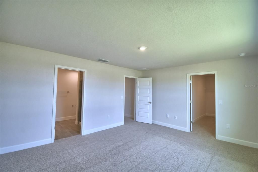 Activo con contrato: $435,000 (4 camas, 2 baños, 2405 Pies cuadrados)