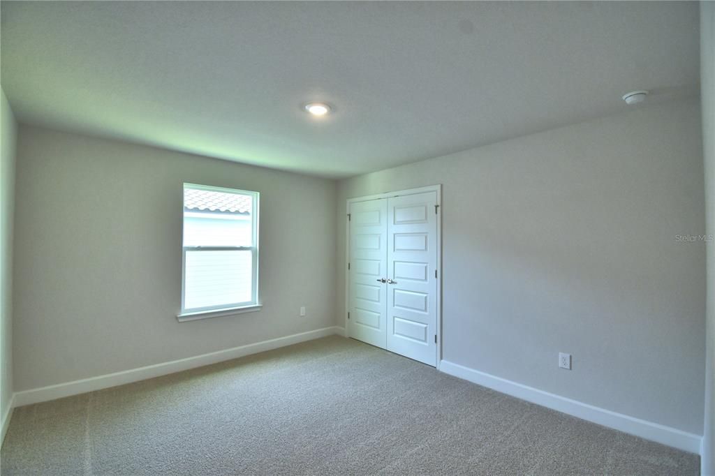 Activo con contrato: $435,000 (4 camas, 2 baños, 2405 Pies cuadrados)