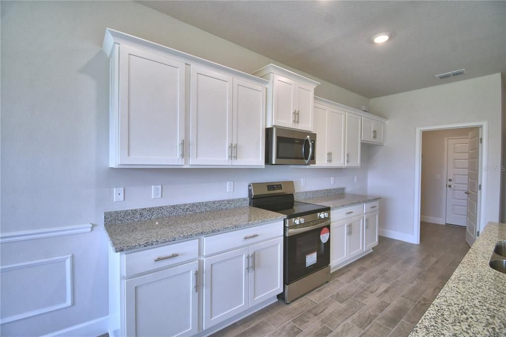 Activo con contrato: $435,000 (4 camas, 2 baños, 2405 Pies cuadrados)