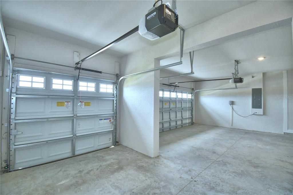 Activo con contrato: $435,000 (4 camas, 2 baños, 2405 Pies cuadrados)