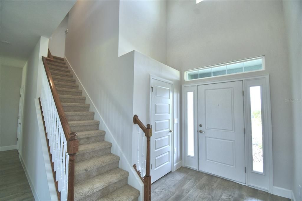 Activo con contrato: $435,000 (4 camas, 2 baños, 2405 Pies cuadrados)