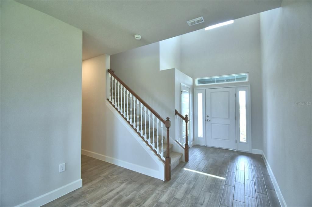 Activo con contrato: $435,000 (4 camas, 2 baños, 2405 Pies cuadrados)