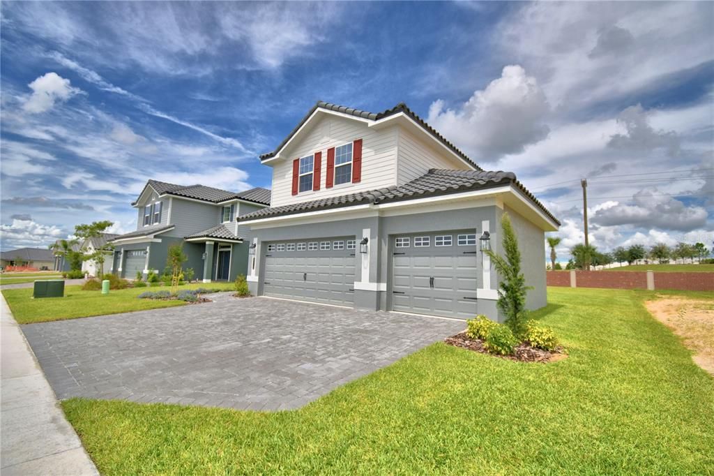 Activo con contrato: $435,000 (4 camas, 2 baños, 2405 Pies cuadrados)