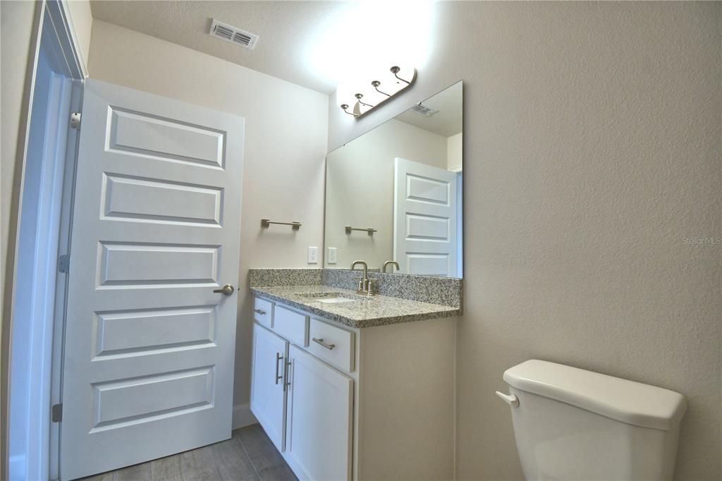 Activo con contrato: $435,000 (4 camas, 2 baños, 2405 Pies cuadrados)
