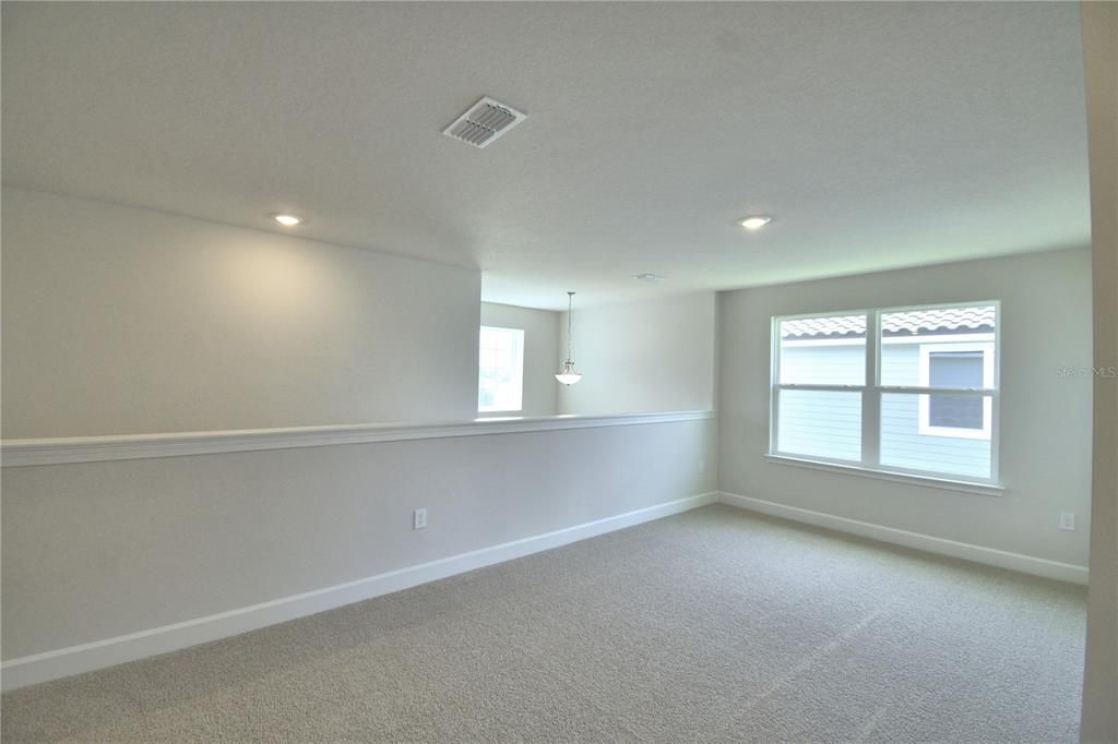 Activo con contrato: $435,000 (4 camas, 2 baños, 2405 Pies cuadrados)