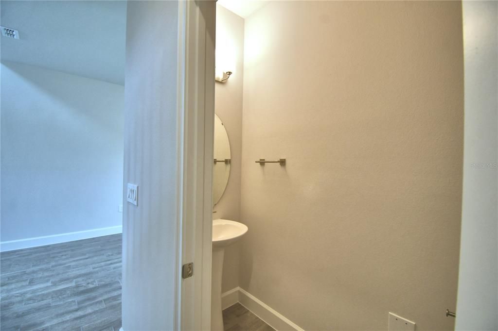 Activo con contrato: $435,000 (4 camas, 2 baños, 2405 Pies cuadrados)