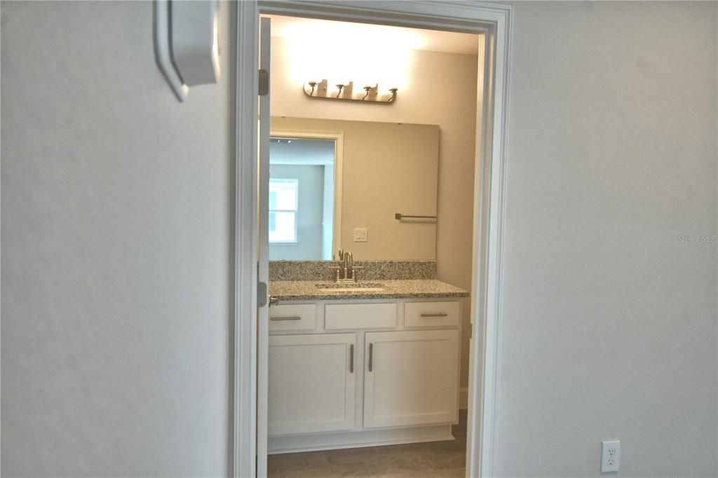 Activo con contrato: $435,000 (4 camas, 2 baños, 2405 Pies cuadrados)