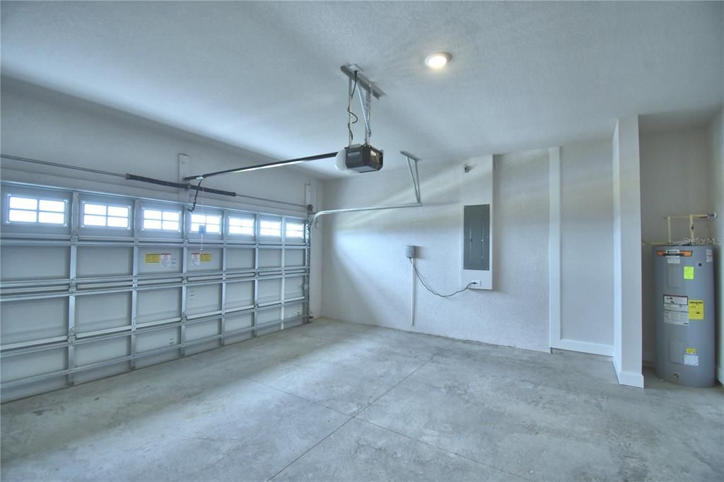 Activo con contrato: $435,000 (4 camas, 2 baños, 2405 Pies cuadrados)