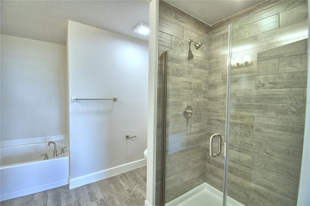 Activo con contrato: $435,000 (4 camas, 2 baños, 2405 Pies cuadrados)