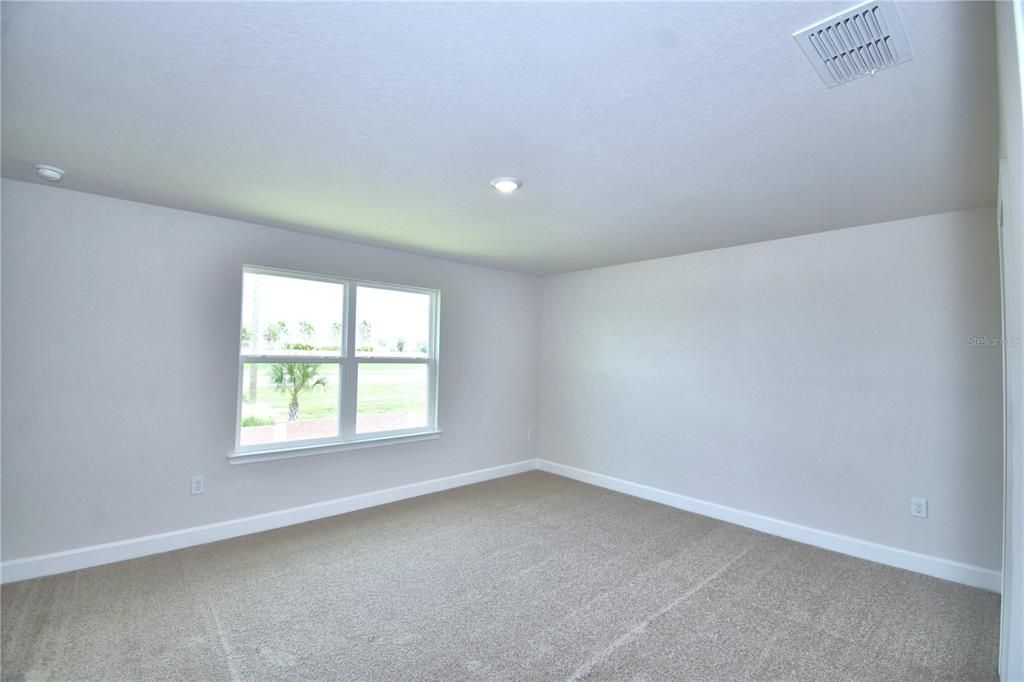 Activo con contrato: $435,000 (4 camas, 2 baños, 2405 Pies cuadrados)