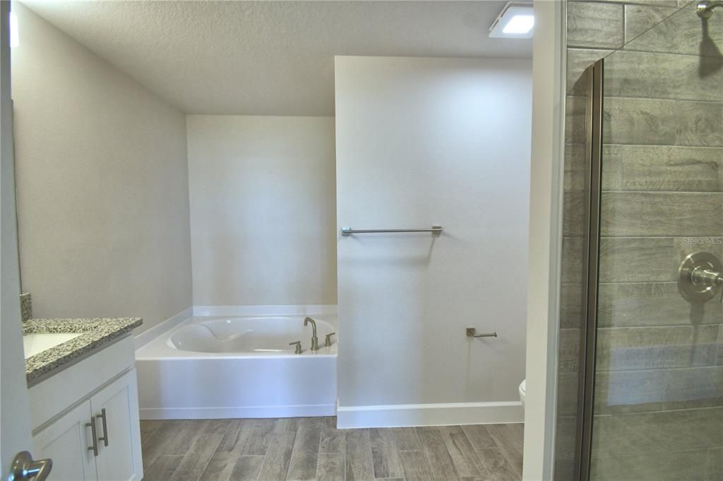 Activo con contrato: $435,000 (4 camas, 2 baños, 2405 Pies cuadrados)