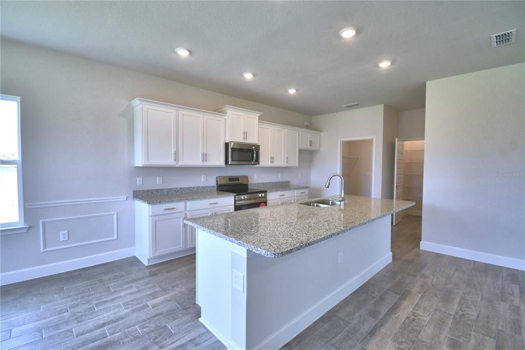 Activo con contrato: $435,000 (4 camas, 2 baños, 2405 Pies cuadrados)