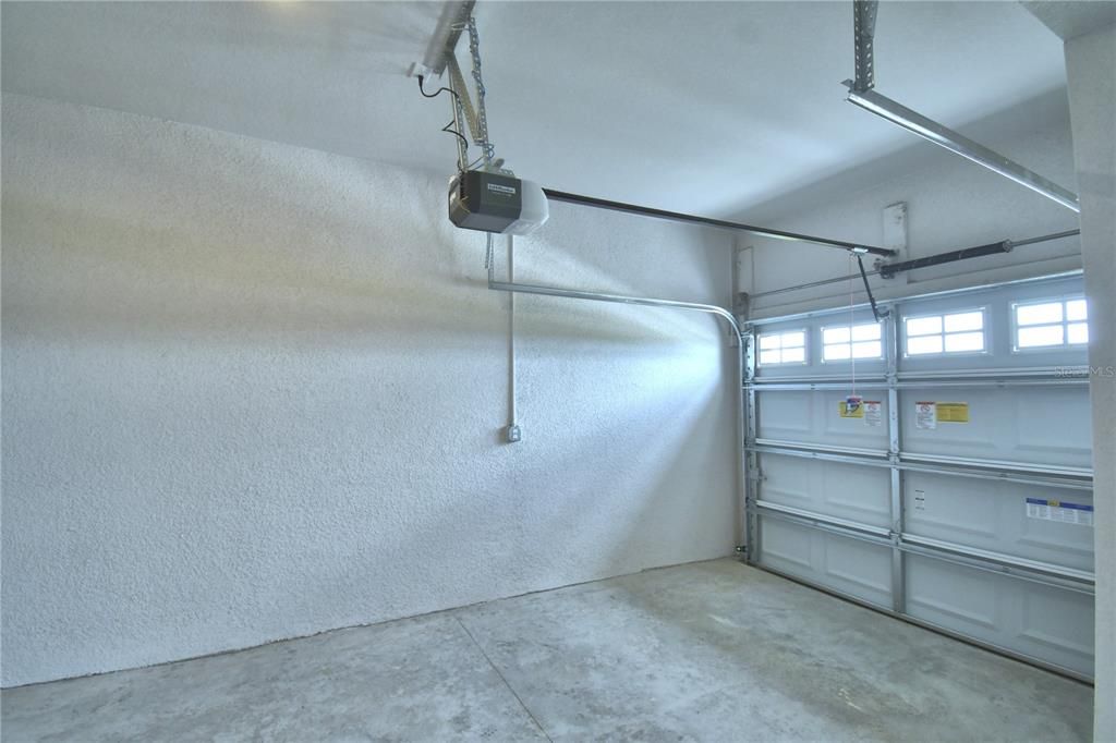 Activo con contrato: $435,000 (4 camas, 2 baños, 2405 Pies cuadrados)