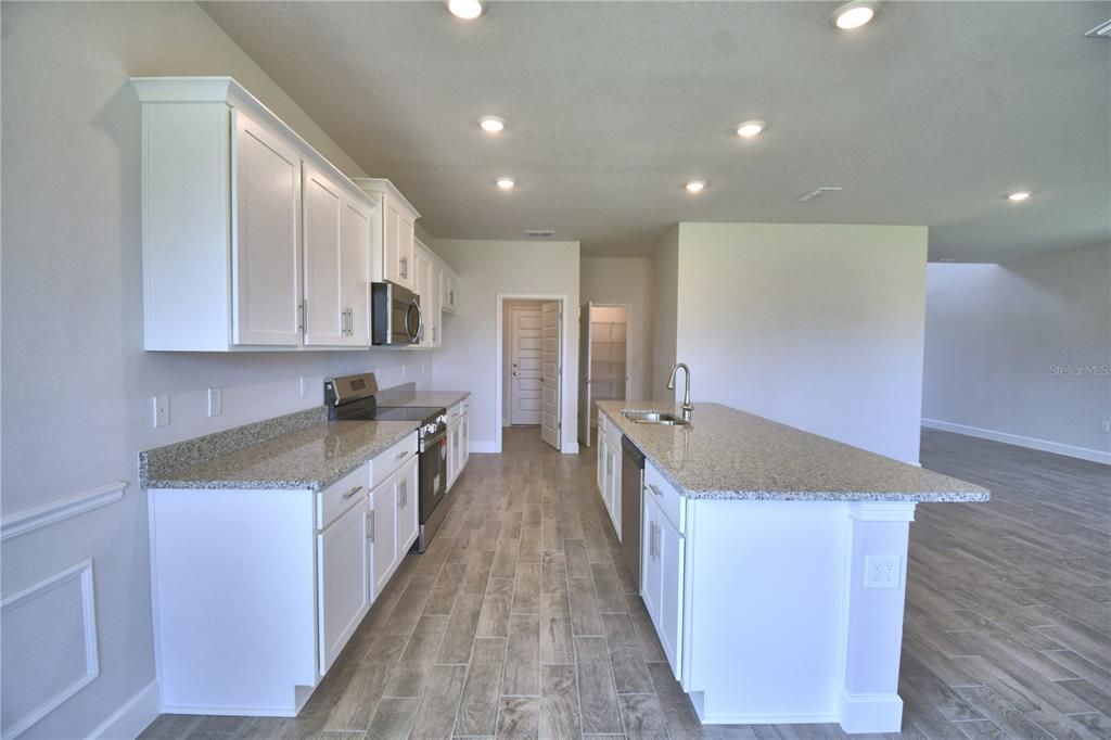 Activo con contrato: $435,000 (4 camas, 2 baños, 2405 Pies cuadrados)