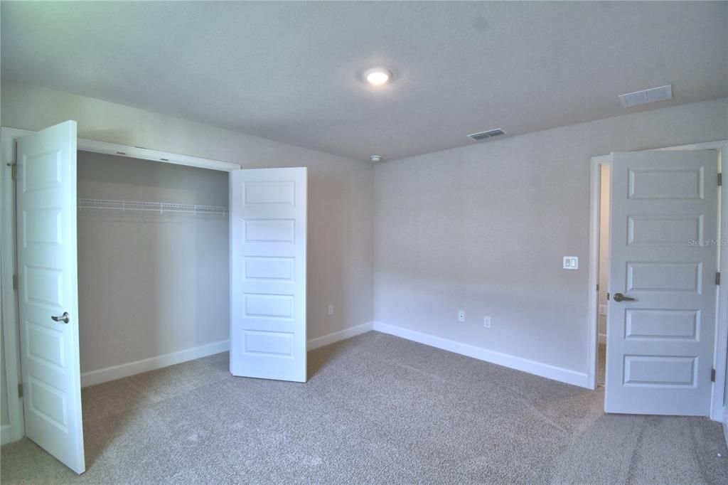 Activo con contrato: $435,000 (4 camas, 2 baños, 2405 Pies cuadrados)