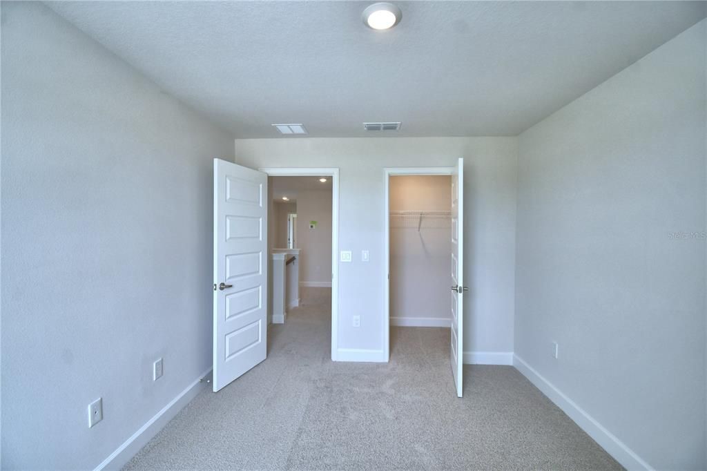 Activo con contrato: $435,000 (4 camas, 2 baños, 2405 Pies cuadrados)
