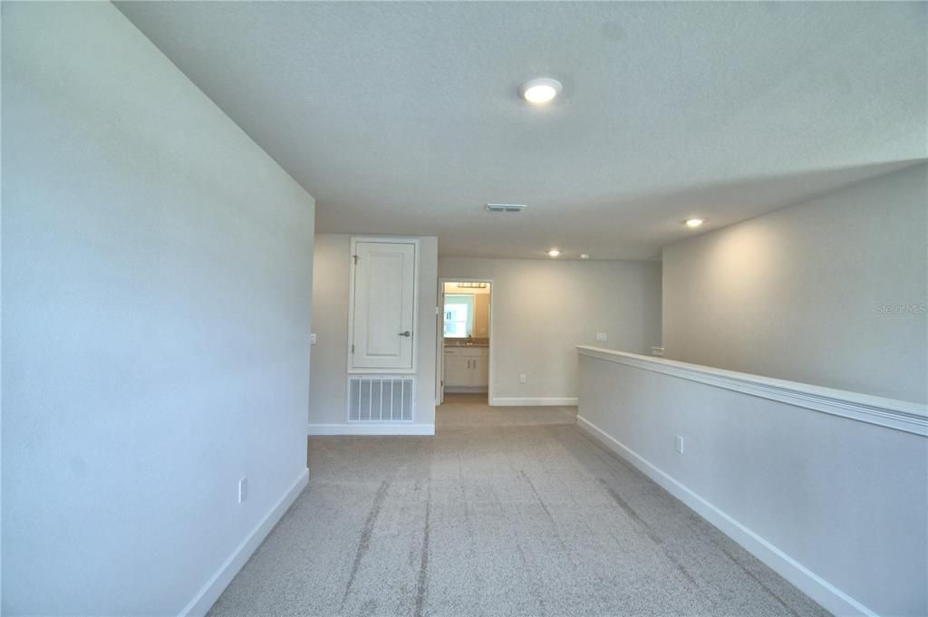 Activo con contrato: $435,000 (4 camas, 2 baños, 2405 Pies cuadrados)