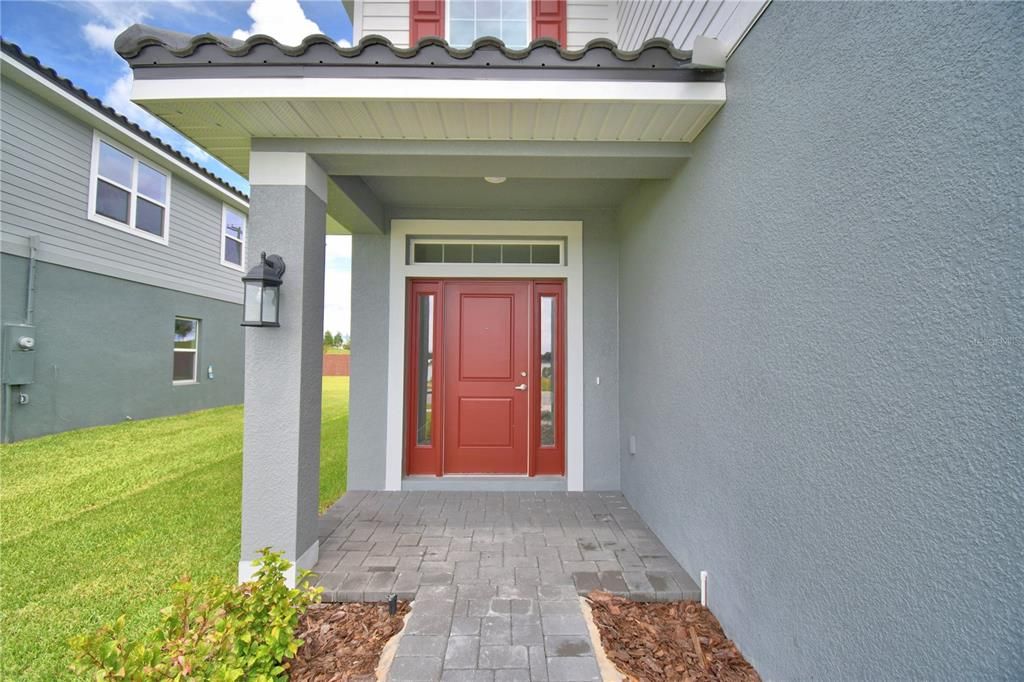 Activo con contrato: $435,000 (4 camas, 2 baños, 2405 Pies cuadrados)