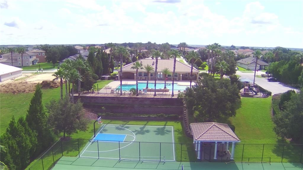 Activo con contrato: $435,000 (4 camas, 2 baños, 2405 Pies cuadrados)