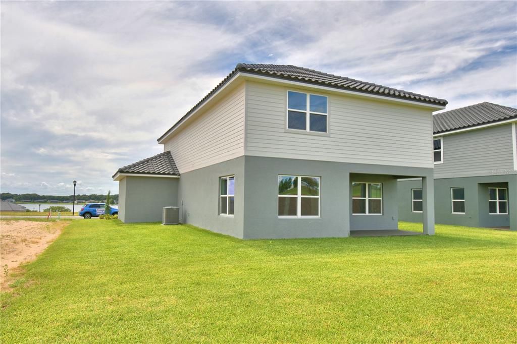 Activo con contrato: $435,000 (4 camas, 2 baños, 2405 Pies cuadrados)