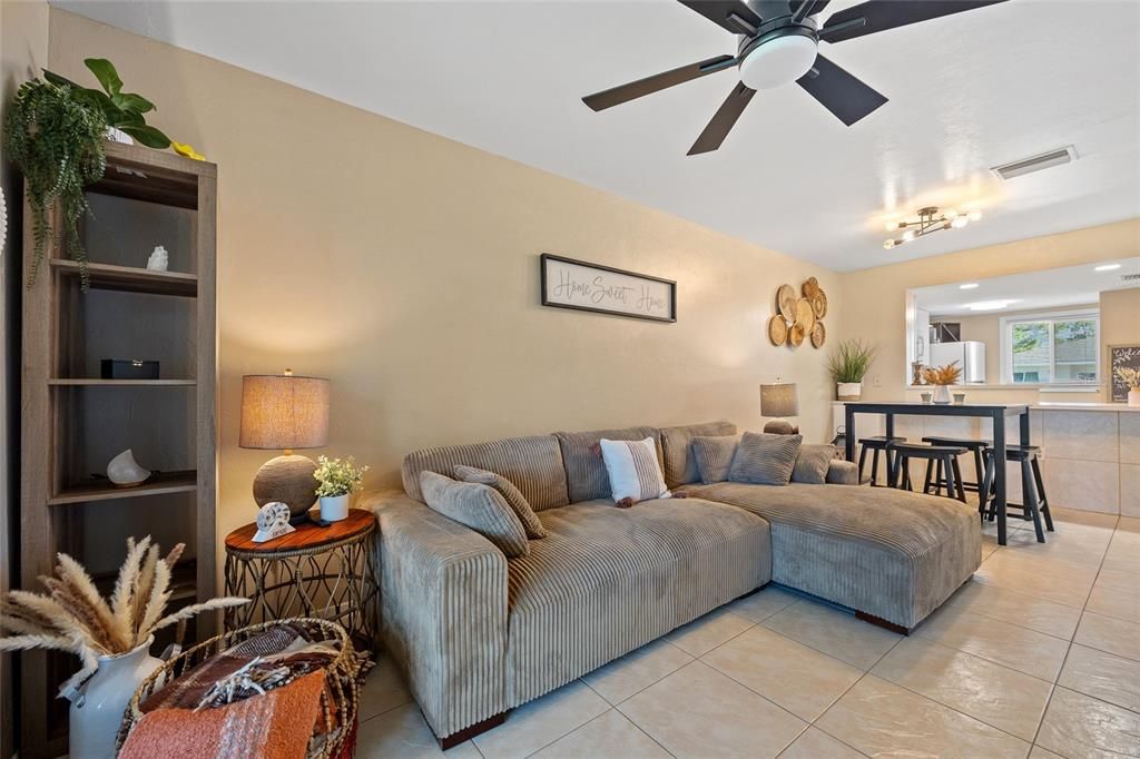 待售: $158,000 (2 贝兹, 2 浴室, 927 平方英尺)