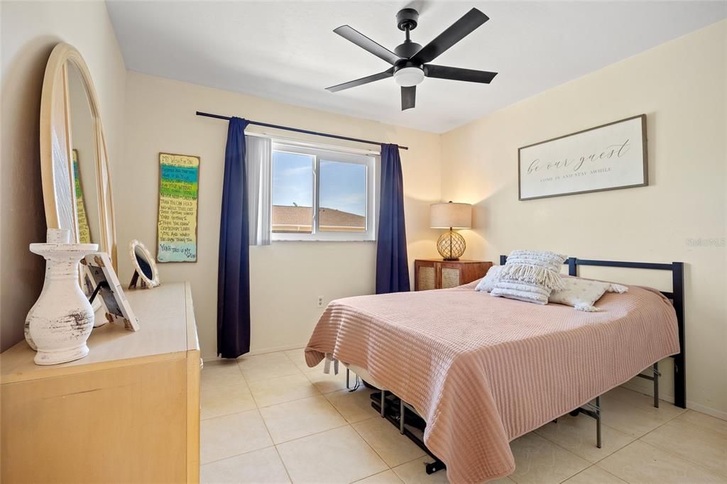 待售: $158,000 (2 贝兹, 2 浴室, 927 平方英尺)