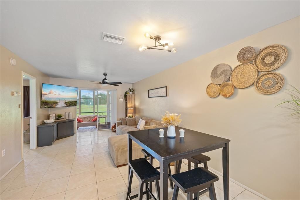 待售: $158,000 (2 贝兹, 2 浴室, 927 平方英尺)