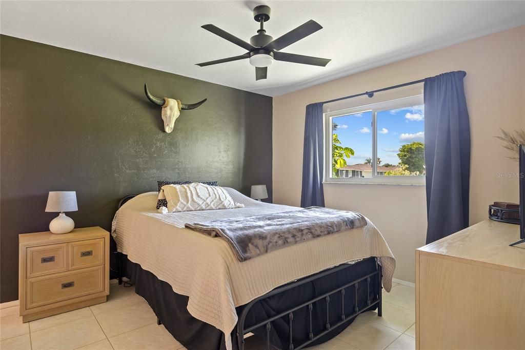 待售: $158,000 (2 贝兹, 2 浴室, 927 平方英尺)