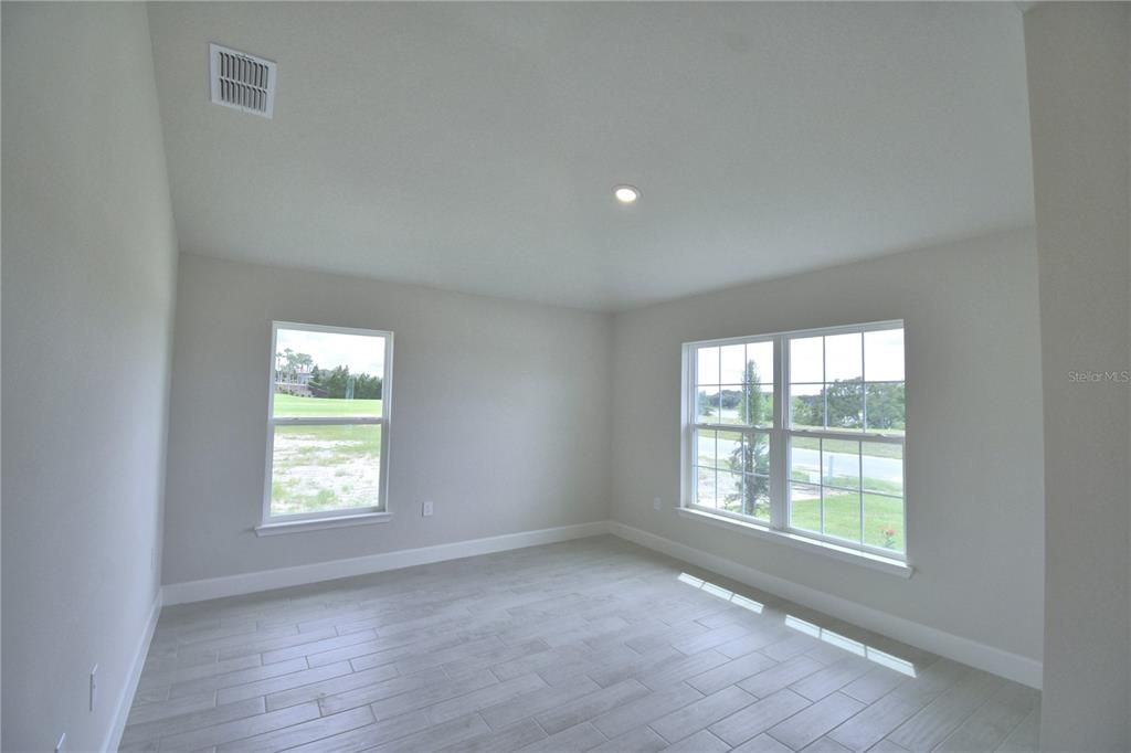 合同活跃: $546,792 (4 贝兹, 3 浴室, 2508 平方英尺)