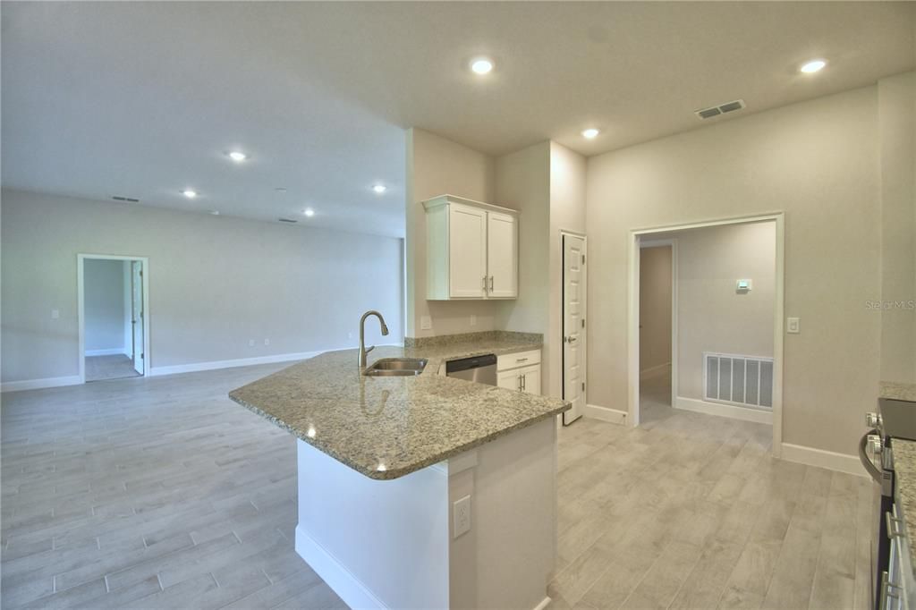 合同活跃: $546,792 (4 贝兹, 3 浴室, 2508 平方英尺)