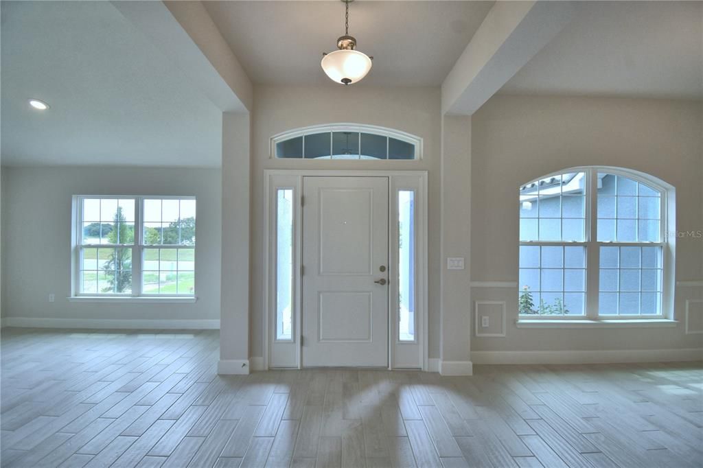 合同活跃: $546,792 (4 贝兹, 3 浴室, 2508 平方英尺)