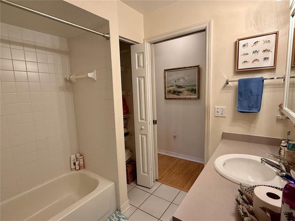 合同活跃: $344,900 (3 贝兹, 2 浴室, 1390 平方英尺)