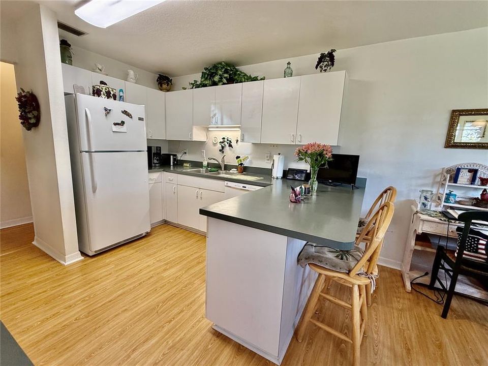 合同活跃: $344,900 (3 贝兹, 2 浴室, 1390 平方英尺)