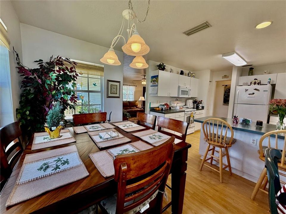 合同活跃: $344,900 (3 贝兹, 2 浴室, 1390 平方英尺)