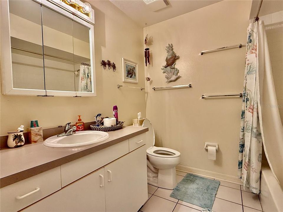 合同活跃: $344,900 (3 贝兹, 2 浴室, 1390 平方英尺)