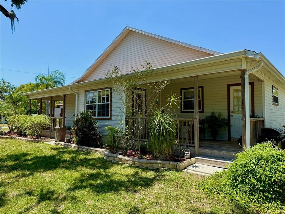 合同活跃: $344,900 (3 贝兹, 2 浴室, 1390 平方英尺)