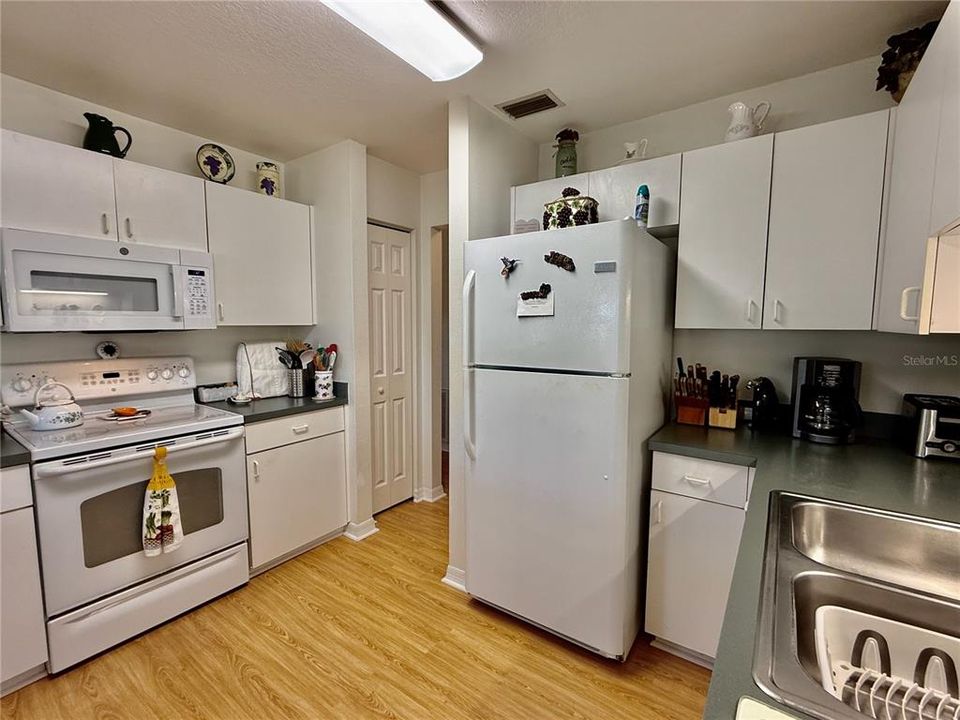 合同活跃: $344,900 (3 贝兹, 2 浴室, 1390 平方英尺)