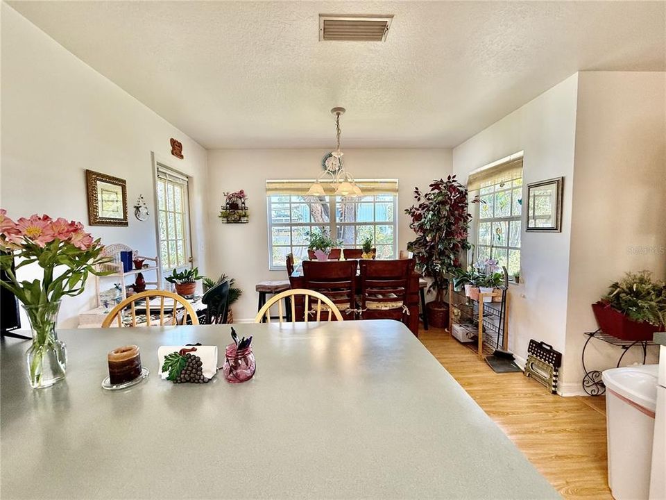 合同活跃: $344,900 (3 贝兹, 2 浴室, 1390 平方英尺)