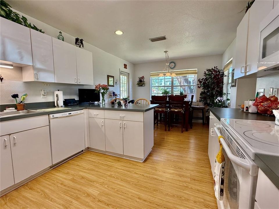 合同活跃: $344,900 (3 贝兹, 2 浴室, 1390 平方英尺)