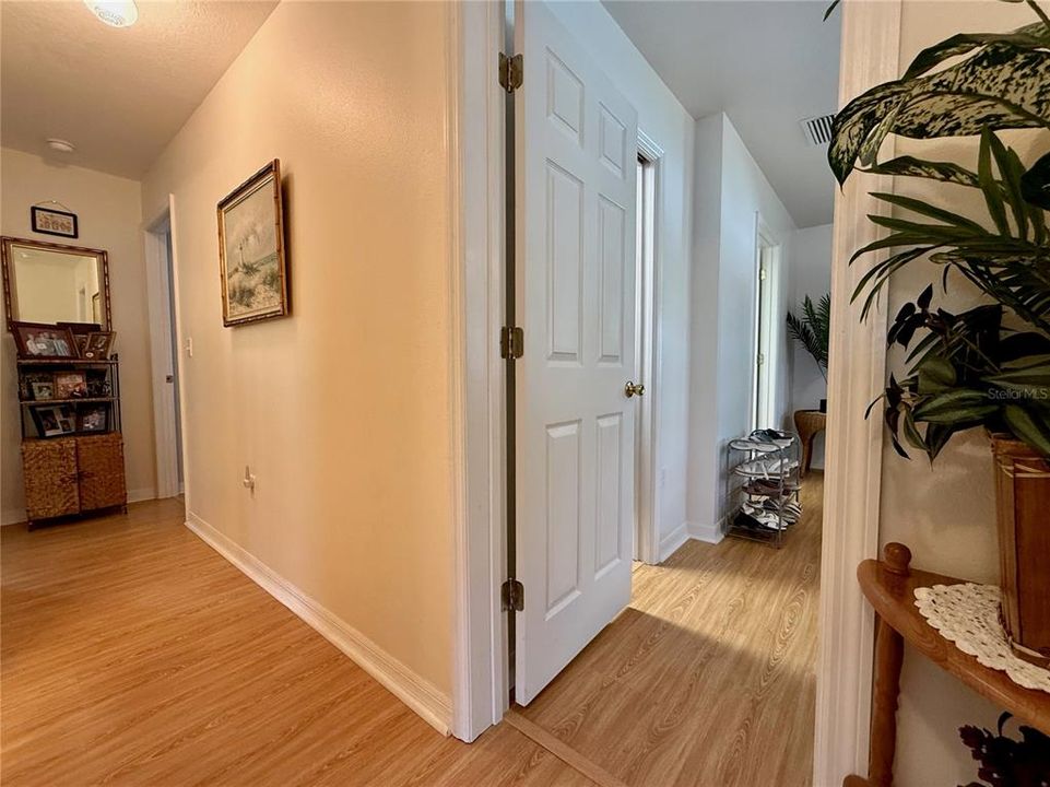 合同活跃: $344,900 (3 贝兹, 2 浴室, 1390 平方英尺)