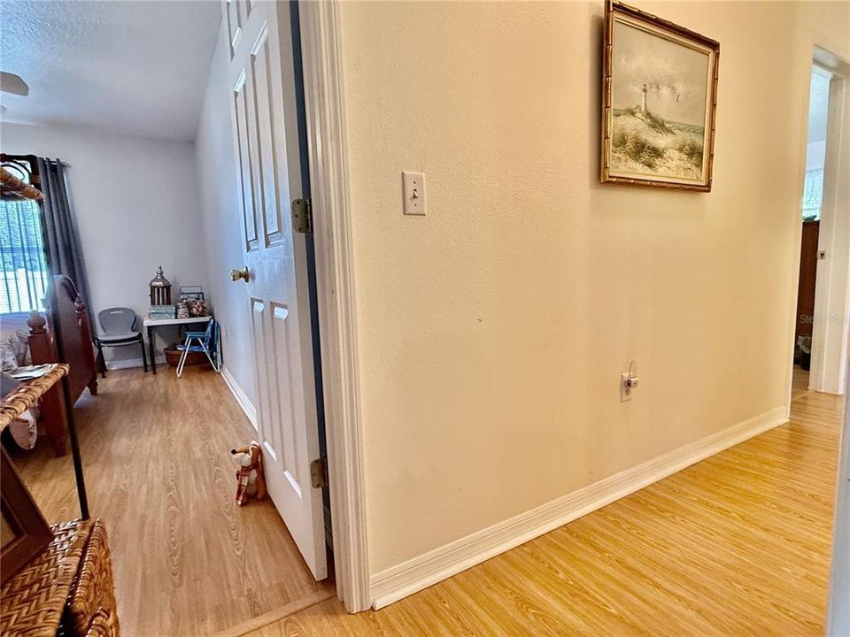 合同活跃: $344,900 (3 贝兹, 2 浴室, 1390 平方英尺)