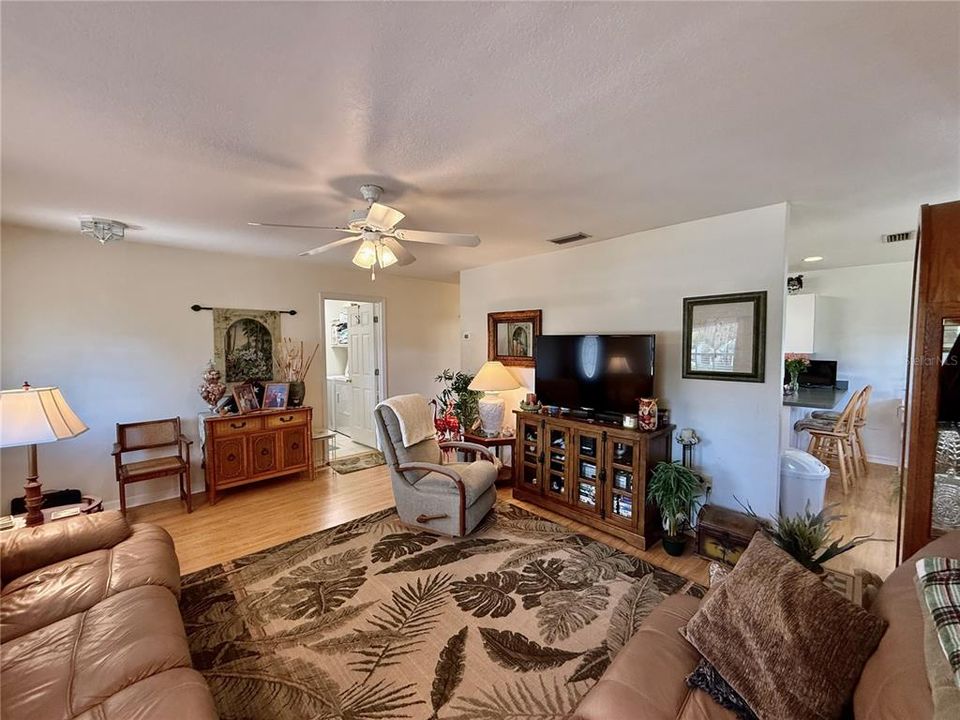 合同活跃: $344,900 (3 贝兹, 2 浴室, 1390 平方英尺)