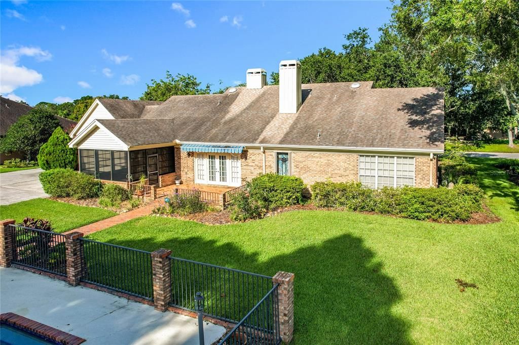 For Sale: $650,000 (3 beds, 2 baths, 2554 Square Feet)